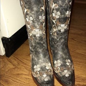Circle G Women’s Floral Embroidered Western Boots
